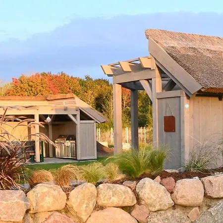 Reethaus Mit Zwei Doppelhaushaelften Fuer 12 Personen Kaept'n Jan Glowe